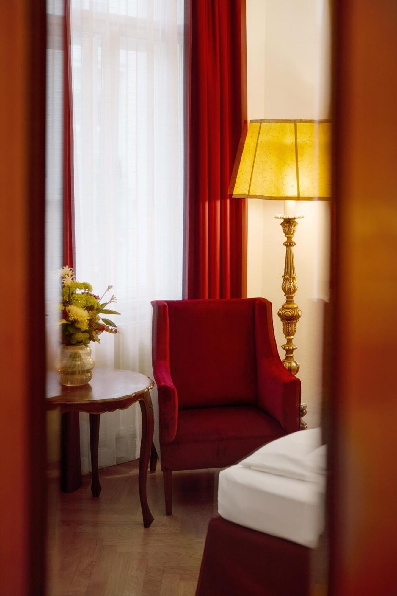 Graben Hotel Wina Bagian luar foto